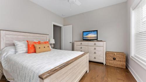 Un dormitorio con una cama y una cómoda con televisión. en Residence 101S At The Sandcastle Condominiums, en Wildwood Crest