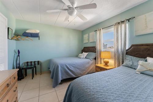 Un dormitorio con dos camas y un ventilador de techo. en 427 E Miami Ave, Unit 509, en Wildwood Crest