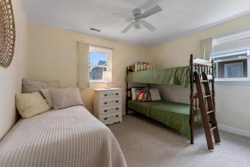 Ένα ή περισσότερα κρεβάτια σε δωμάτιο στο Newly Redecorated Beach Home In Wildwood Crest!