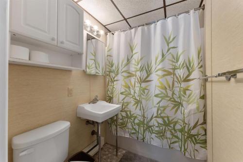 Un baño con lavabo y cortina de ducha. en 404 E Denver Ave, Unit 403, en Wildwood Crest