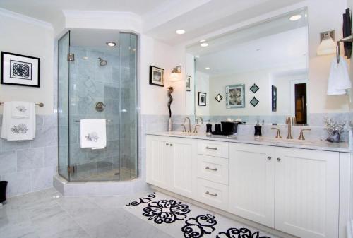 a bathroom with two sinks and a shower at Residence 810 At The Grand in Wildwood