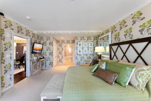 1 dormitorio con 1 cama verde y sala de estar en Residence 411 At The Grand, en Wildwood