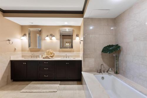 Un baño con una bañera grande y un lavabo. en Residence 411 At The Grand, en Wildwood