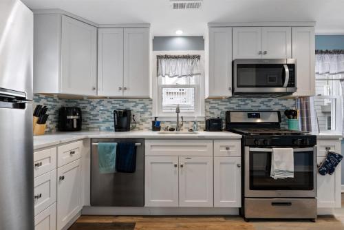Η κουζίνα ή μικρή κουζίνα στο Newly Renovated 4 Bedroom Home Only 2 Blocks From The Beach!