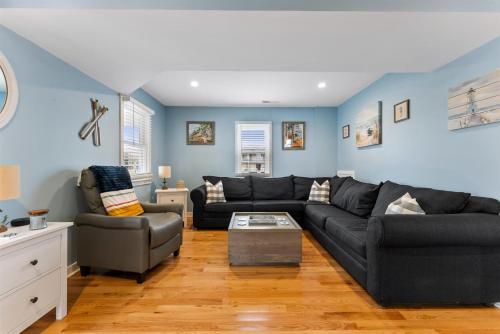 Χώρος καθιστικού στο Newly Renovated 4 Bedroom Home Only 2 Blocks From The Beach!