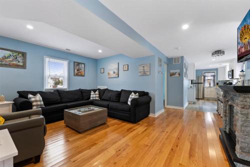 Η κουζίνα ή μικρή κουζίνα στο Newly Renovated 4 Bedroom Home Only 2 Blocks From The Beach!