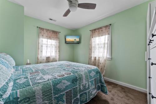 Ένα ή περισσότερα κρεβάτια σε δωμάτιο στο Newly Renovated 4 Bedroom Home Only 2 Blocks From The Beach!