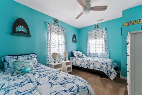 Ένα ή περισσότερα κρεβάτια σε δωμάτιο στο Newly Renovated 4 Bedroom Home Only 2 Blocks From The Beach!