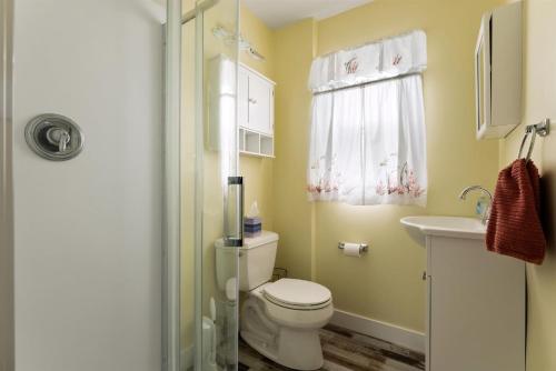 Ένα μπάνιο στο Newly Renovated 4 Bedroom Home Only 2 Blocks From The Beach!