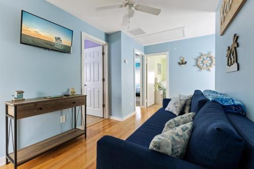 Χώρος καθιστικού στο Newly Renovated 4 Bedroom Home Only 2 Blocks From The Beach!