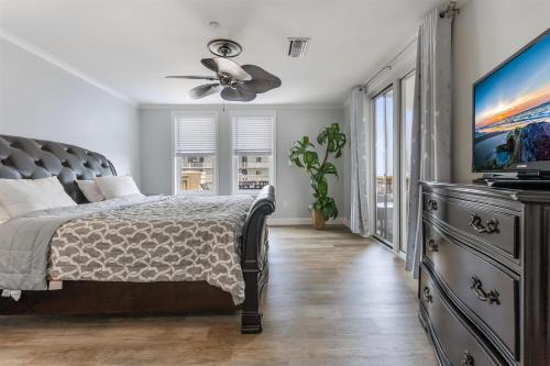 Un dormitorio con una cama y un ventilador de techo. en Residence 111 At The Grand, en Wildwood
