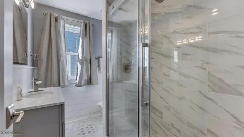 Koupelna v ubytování Newly Renovated 3 Bedroom With High-End Finishes Only 2 Blocks From The Beach!