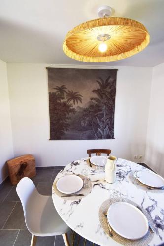une salle à manger avec une table et un plafond dans l'établissement Maison chaleureuse et lumineuse à la campagne proche Agen, à Colayrac-Saint-Cirq