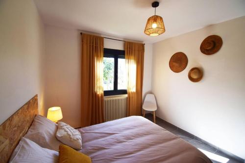 a bedroom with a bed and a window at Maison chaleureuse et lumineuse à la campagne proche Agen in Colayrac-Saint-Cirq