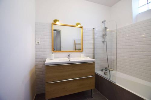 a bathroom with a sink and a mirror and a shower at Maison chaleureuse et lumineuse à la campagne proche Agen in Colayrac-Saint-Cirq