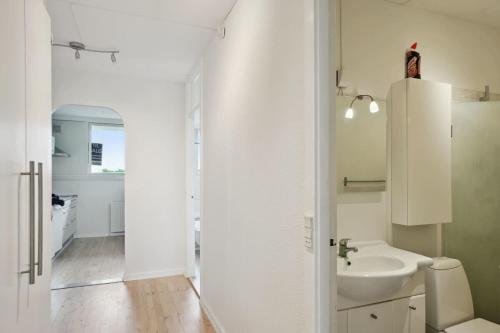 Vannituba majutusasutuses Bright and Inviting Apartment with Garden View in Viby