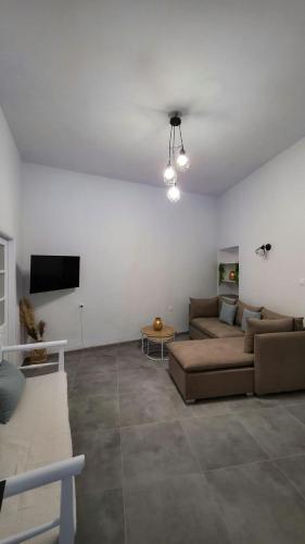 Una televisión o centro de entretenimiento en Elysium Sifnos