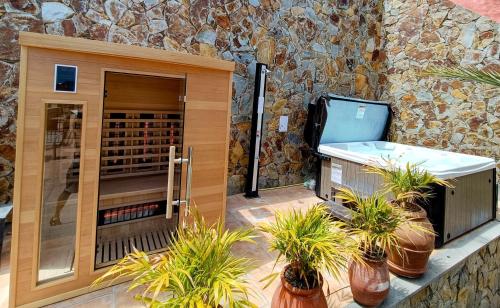 TV a/nebo společenská místnost v ubytování Villa Magnificent 5-star with sea view, jacuzzi and pool