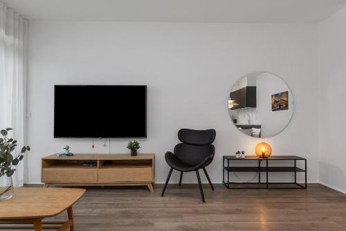 Una televisión o centro de entretenimiento en Sif Apartments by Heimaleiga