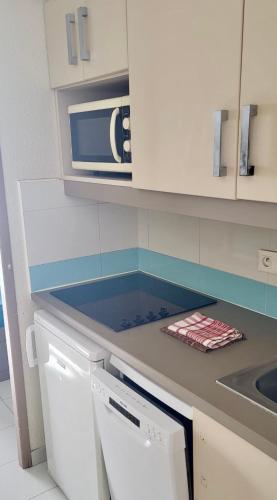 une cuisine avec un comptoir avec un micro-ondes dans l'établissement Pierre Vacances Appt 748 VUE MER, à Cannes