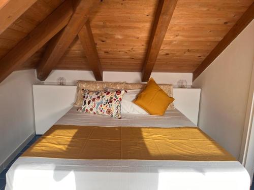 Ένα ή περισσότερα κρεβάτια σε δωμάτιο στο fairytale home - six guests