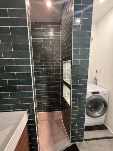 une laveuse et une sécheuse dans une salle de bain avec du carrelage vert dans l'établissement Beautiful 2-room, AC, Center, terrace, à Nice
