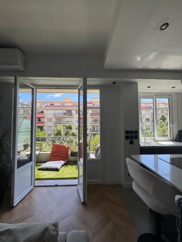 Beautiful 2-room, AC, Center, terrace