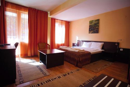 Postel nebo postele na pokoji v ubytování Family Art-Hotel Zora