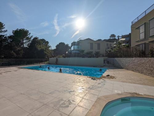 une piscine au milieu d'un immeuble dans l'établissement 2 bedrooms apartment Sea View Pool WiFi Parking CLIM, à Vallauris