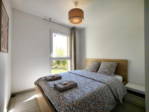 une chambre avec un lit avec un sac à main dessus dans l'établissement 2 bedrooms apartment Sea View Pool WiFi Parking CLIM, à Vallauris