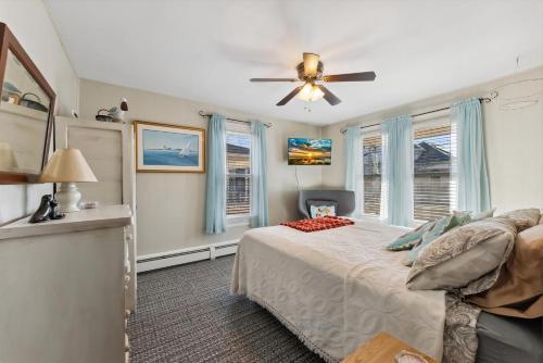 a bedroom with a bed and a ceiling fan at 1 Bedroom Apartment With A Private Yard And Beach Access in Wildwood