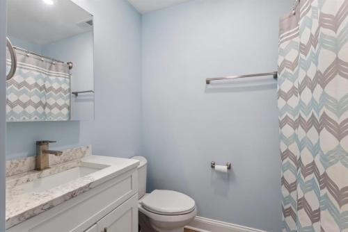 Un baño de 402 E Magnolia Ave, Unit 4