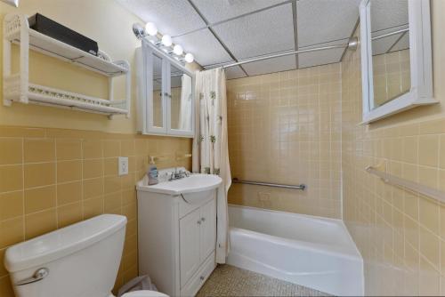 Ένα μπάνιο στο 404 E Denver Ave, Unit 216