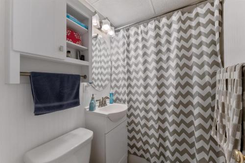 baño con cortina de ducha Chevron y lavamanos en 422 E 4Th Ave, Unit 206, en North Wildwood