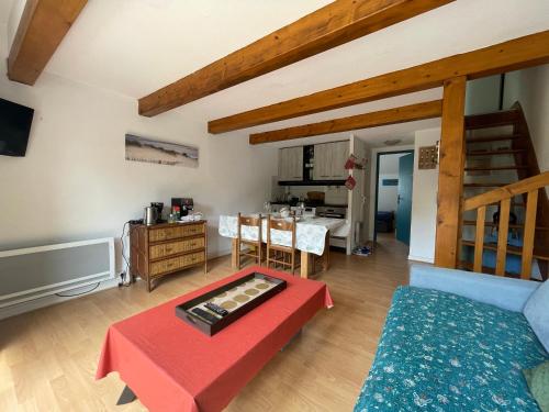 un salon avec un canapé et une table dans l'établissement Ecume - Wifi - Parking - 4personnes, à Carnac