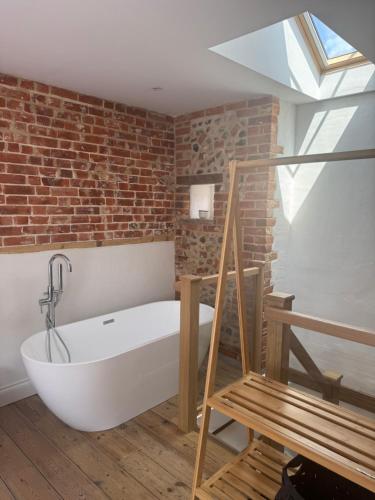 Un baño de Holt GRDN House A beautiful 1 bedroom house with freestanding bathtub and log burners