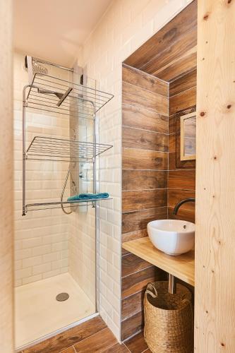 une salle de bain avec un lavabo et une douche en verre dans l'établissement Joyone studio 2 personnes, à Mouthier-Haute-Pierre