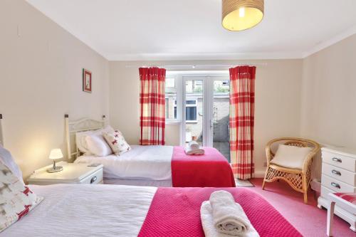 une chambre avec deux lits et une fenêtre dans l'établissement Riverview Cottage - North East Escapes, à Warkworth