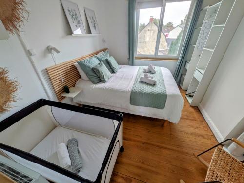 a small bedroom with a bed and a window at Escapade Béthunoise in Béthune