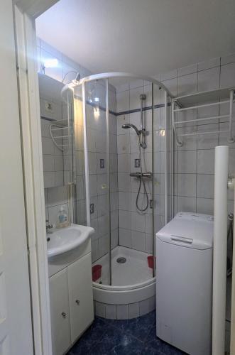 une salle de bain avec une douche, des toilettes et un lavabo dans l'établissement Fréjus plage T1 bis climatisé- 4 Pers - balcon- côte d'Azur, à Fréjus
