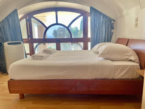 un lit dans une chambre avec une grande fenêtre dans l'établissement 