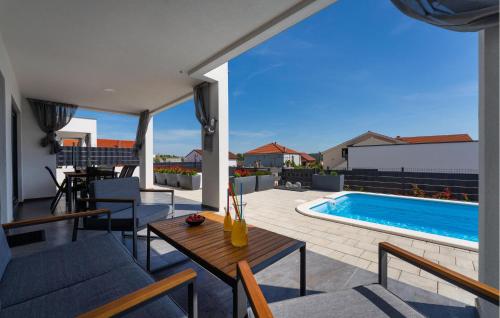 Bassein majutusasutuses Cozy Home In Posedarje või selle lähedal