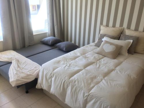 ヴィラモウラにあるMoura 11のベッドルーム1室(枕付)