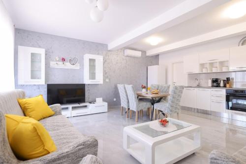 Deluxe Apartments Sanja with Seaview