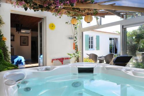 un jacuzzi au milieu d'une pièce dans l'établissement 461 Le Bois Family home, Spa, au Bois-Plage-en-Ré