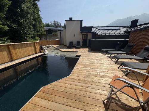 Bazén v ubytování Das Goldjuwel - Luxury Apartments with private Spa nebo v jeho okolí
