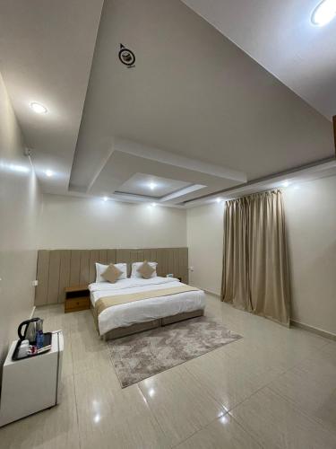 Ένα ή περισσότερα κρεβάτια σε δωμάτιο στο شقق نوادر المخدومة