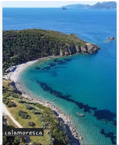 an aerial view of a beach and the ocean at Appartamento Perla di Mare in Piombino