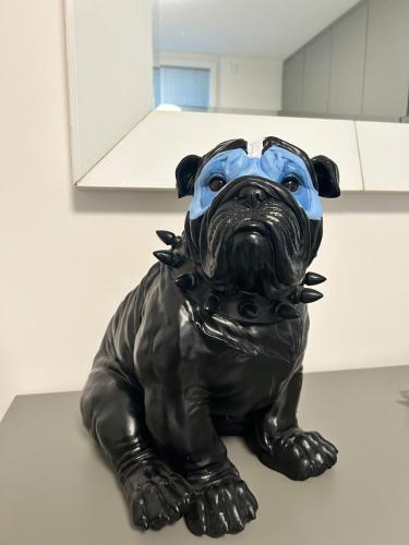 a statue of a dog sitting on a table at LabPark design Melano in Melano