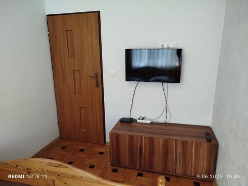 a room with a flat screen tv on a wall at Pokoje Karpacz in Karpacz